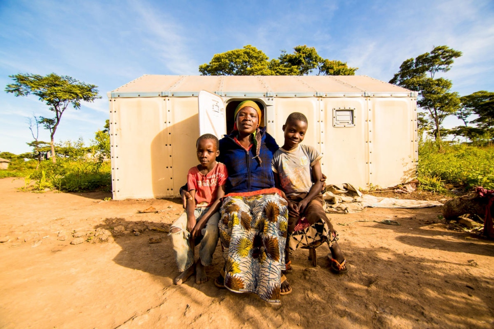 Velarie Ntahonicaye, réfugiée burundaise, et sa famille posent devant leur maison dans le camp de réfugiés de Kigoma, en Tanzanie, en avril 2019. 