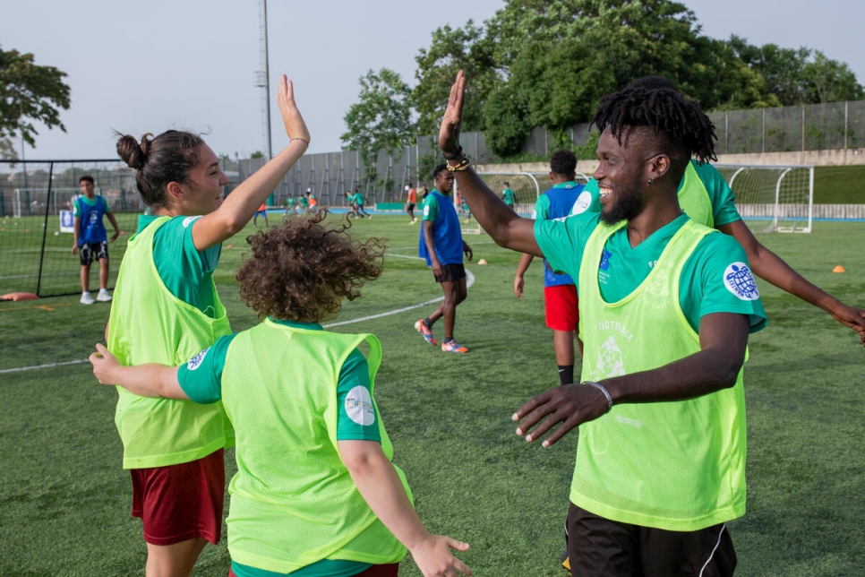 Un grupo de jóvenes juega fútbol durante el Festival de Concientización como parte de las celebraciones del Día Mundial del Refugiado en Italia. 