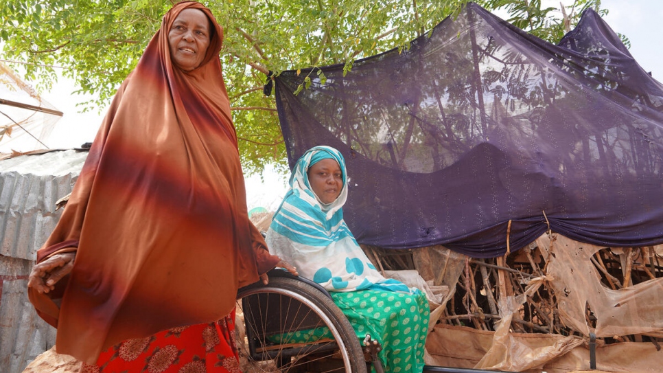 Fatuma Farah (izquierda), refugiada somalí, vive en el campamento de Buramino junto a sus diez hijos, dos de los cuales son personas con discapacidad. La cooperativa energética le suministra energía limpia de manera gratuita.