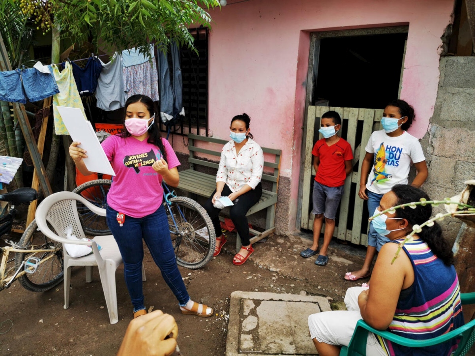 Jóvenes Contra la Violencia proporciona información sobre protección y prevención de la COVID-19 a una familia en Tegucigalpa, Honduras.