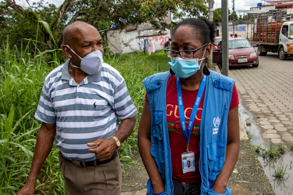 Agapito discute avec une employée du HCR sur le terrain au sujet des difficultés qu'il rencontre depuis l'arrivée de la pandémie.  