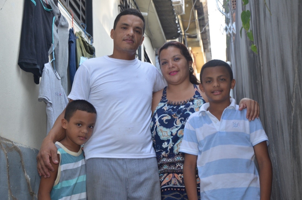 Cristina, Santiago y sus hijos delante de su casa en Manaos. Gracias al programa de ayuda de vivienda, lograron establecerse en la ciudad. 
