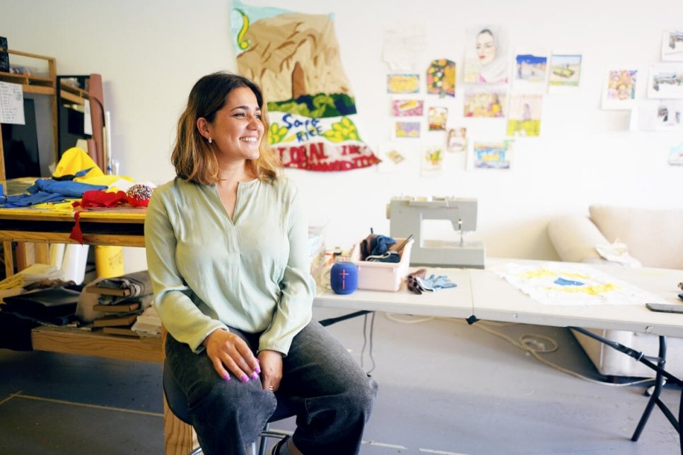 Hangama Amiri, qui a conçu l'émoji Twitter de la Journée mondiale 2021 du réfugié, dans son studio à New Haven, Connecticut, Etats-Unis.  