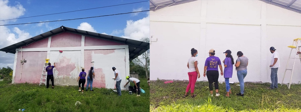 GMUR (Grupo de Mujeres Unidas y Refugiadas) junto con un solicitante de asilo que es pintor, comienzan a limpiar la pared donde se pintará un mural para el Día Mundial del Refugiado.