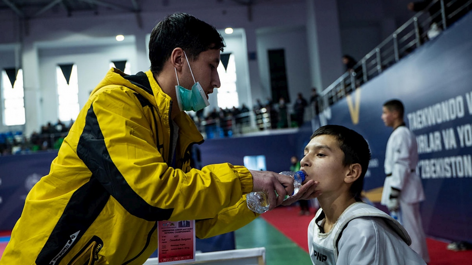 Mukhamadjon, un ex campeón de kickboxing, ahora se centra en ayudar a sus alumnos de taekwondo a competir en el extranjero.