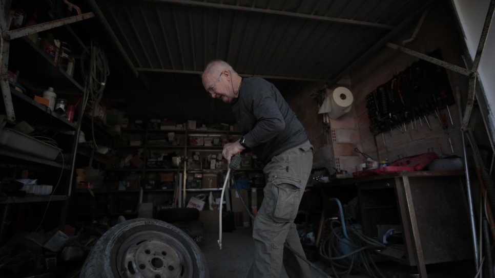 Sergio trabajó como camionero y mecánico de coches en Argentina. Ahora, reconocido como apátrida en España, se encarga del mantenimiento de la flota de vehículos de la empresa que sus hijos fundaron en Ibiza, en las Islas Baleares.