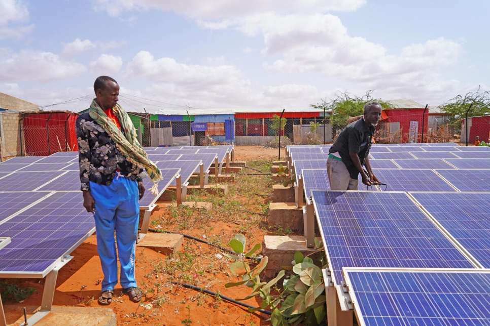 Ali Mohamed Hussein (à droite), un réfugié, et Ahmed Hussein, un membre de la communauté locale, gèrent conjointement le mini-réseau d'énergie solaire dans le camp de réfugiés de Buramino.