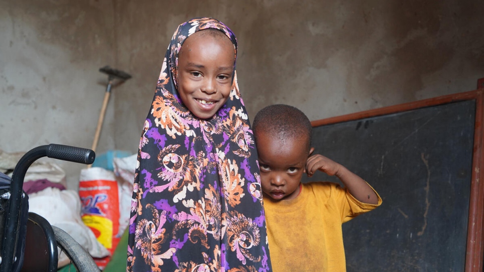 « Le fait que nous bénéficions aujourd'hui de l'électricité a vraiment amélioré notre vie », dit Fatuma. Le fait d'avoir de la lumière la nuit permet à ses jeunes enfants d'étudier et de faire leurs devoirs. 