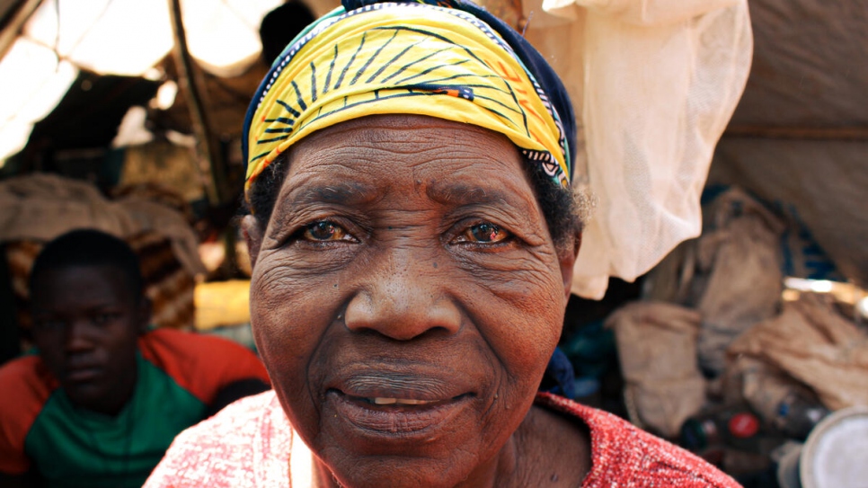 La refugiada centroafricana Louise, de 75 años, sentada junto a su alojamiento improvisado en el pueblo de Ndu en la República Democrática del Congo.
