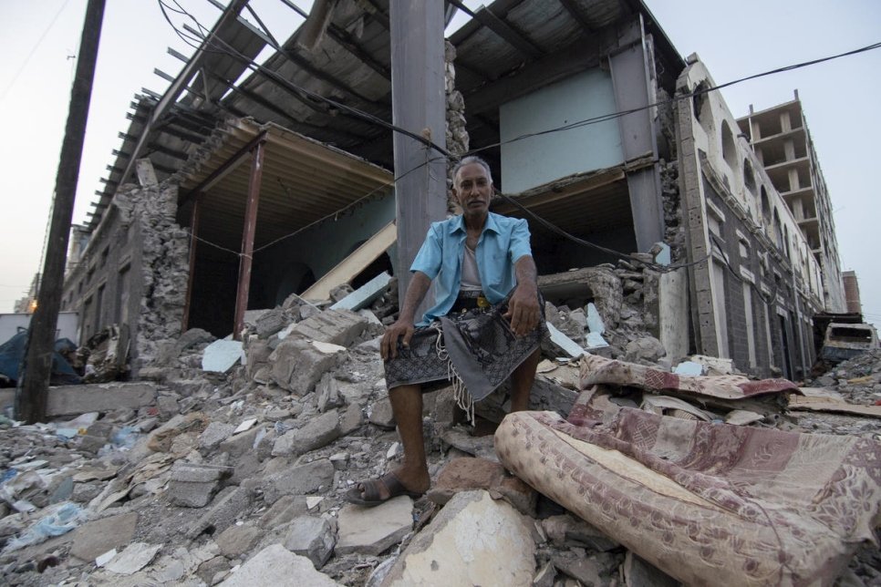 Shaker Ali est assis devant ce qui était autrefois un marché à Aden, au Yémen. 