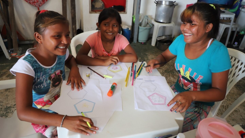 El concurso "Juventud #ConLosRefugiados" trasladó el albergue municipal Tapanã, en Belém. Muchos niños indígenas de la etnia Warao preparan dibujos para el #BalónSoñado.