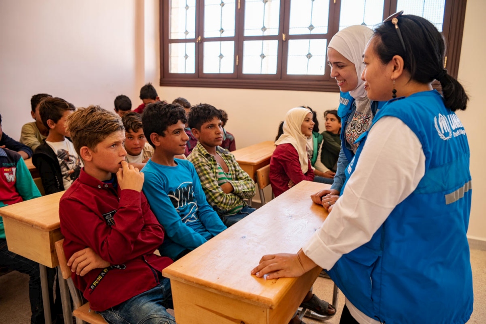 Des employées du HCR s'entretiennent avec des élèves le jour de la rentrée à l'école Tal Estabel, à Alep en Syrie. Septembre 2019. 