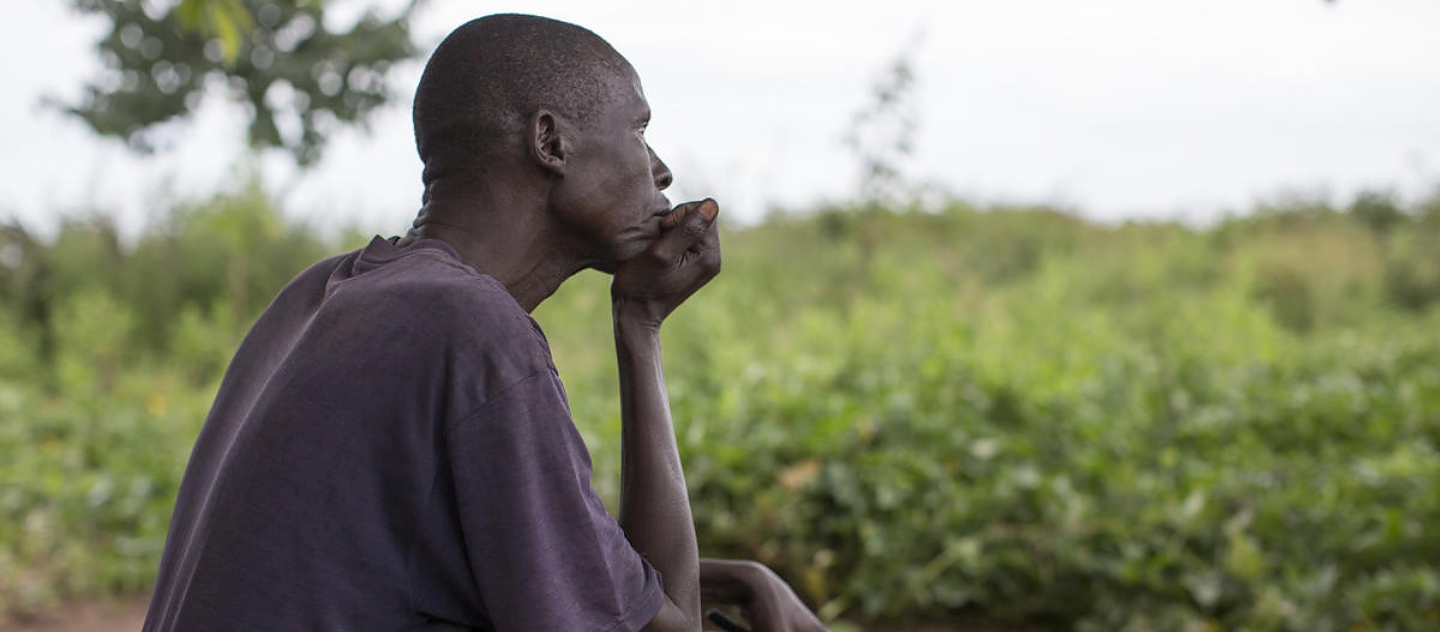Un refugiado sursudanés sentado fuera de su alojamiento en el asentamiento de Bidibidi, en Uganda, en noviembre de 2019. Su esposa tuvo un diagnóstico de trastorno bipolar en Sudán del Sur en 2012 y se quitó la vida en el exilio.