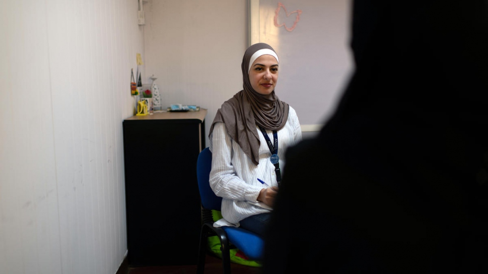 La psicóloga jordana Manar Bashara en una sesión de terapia en una clínica de salud mental en el campamento de refugiados de Azraq gestionada por ACNUR e International medical Corps, donde recibe a cinco personas por día.