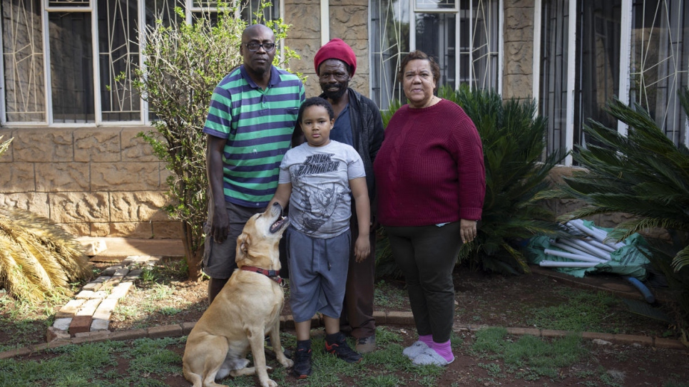 Raphael Chauke (centro), con la familia que lo contrata como jardinero en Pretoria, Sudáfrica.