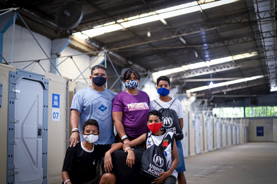 La familia de Yohana Andreina, de 40 años, y Arquímedes Ojeda, de 42 años, se embarcó hacia Sorriso, Mato Grosso, Brasil. El grupo pasó la noche en el Alojamiento de Tránsito de Manaos antes de viajar en avión.