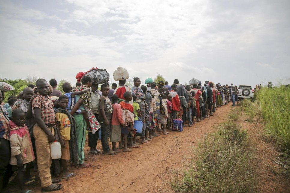 Des demandeurs d'asile congolais dans une file d'attente pour passer les contrôles de sécurité et de santé à Zombo, près de la frontière entre l'Ouganda et la République démocratique du Congo en juillet 2020