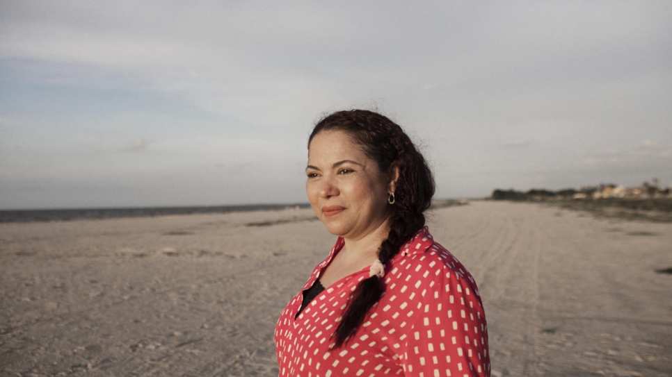 La lauréate de la distinction Nansen 2020 du HCR pour les réfugiés, Mayerlin Vergara Perez, prise en photo sur une plage à Riohacha, La Guarija, en Colombie. 