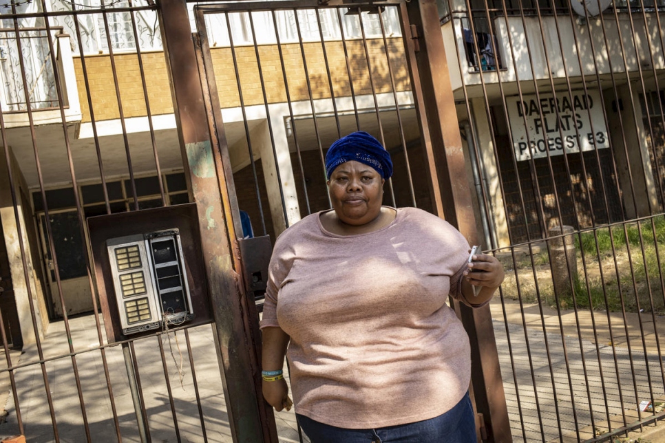 La voluntaria sudafricana Désirée Booysen abandona su edificio en Pretoria para distribuir alimentos a las personas en las calles y en los centros comunitarios. 

