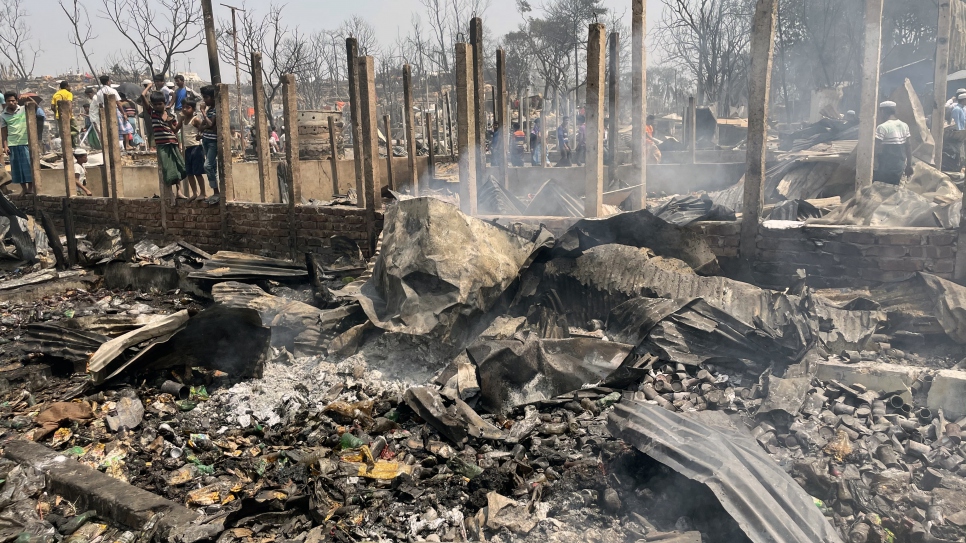 Le gigantesque incendie qui s'est propagé dans le camp de réfugiés de Kutupalong, le 22 mars dernier, a détruit plus de 9500 abris et laissé quelque 45 000 réfugiés rohingyas sans abri. 