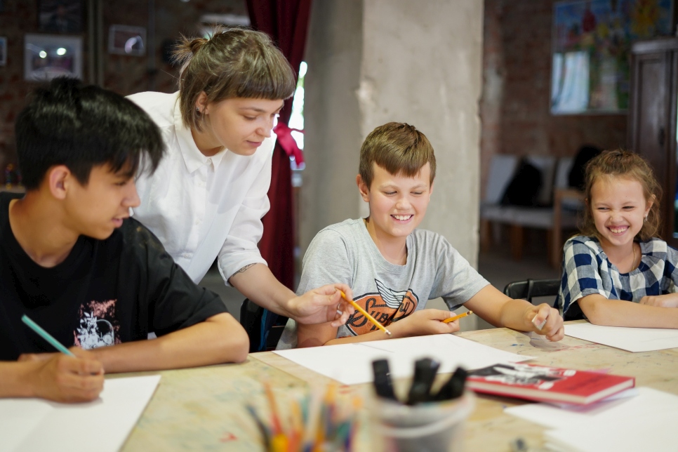 El 17 de junio, ACNUR Rusia organizó un taller de dibujo de cómics basado en su libro sobre refugiados para adolescentes "Run can't stay". 