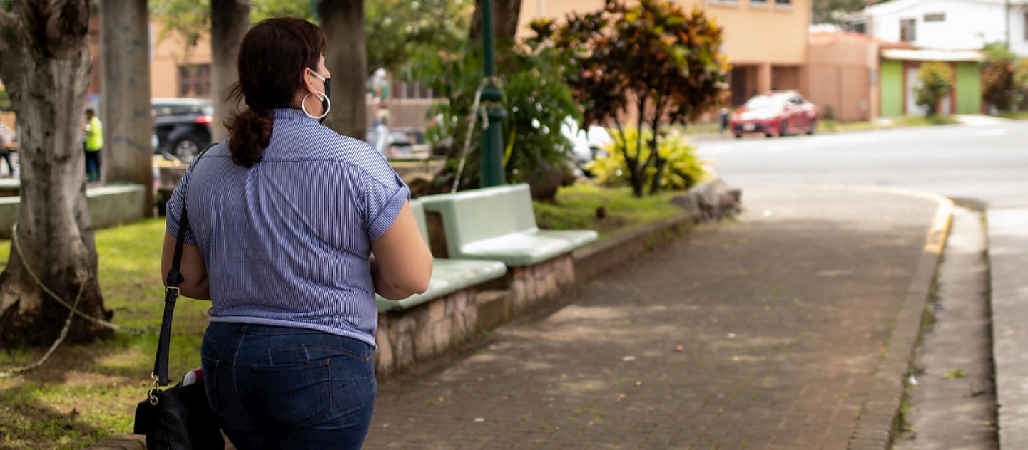 Catalina, una refugiada nicaragüense, se dirige a entregar alimentos a personas necesitadas en su país de acogida, Costa Rica.