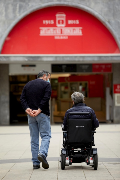 Majed, un refugiado sirio reasentado en Bilbao, pasea con su amigo y empleador Joseba cerca de la estación del funicular.