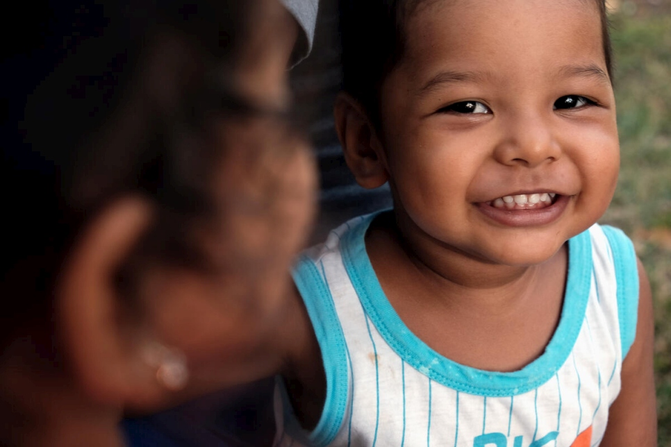 Un jeune enfant vénézuélien vivant avec sa famille au Panama, où ils ont fui pour échapper à la persécution. 