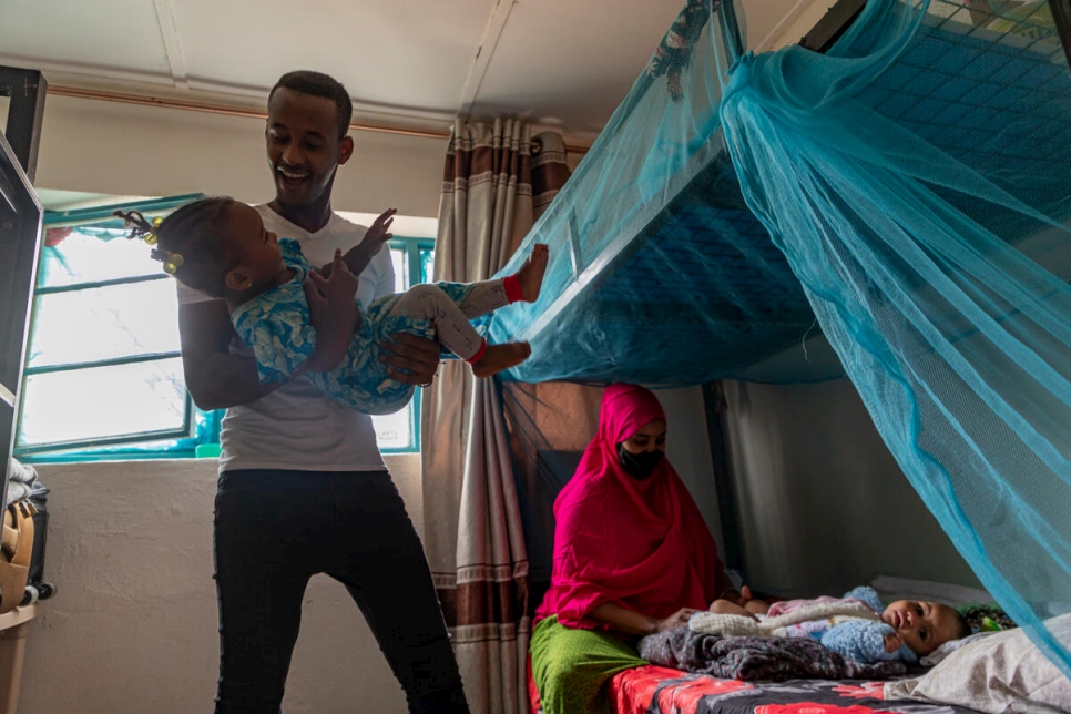 Les réfugiés somaliens Abdoulbasit et Zainab lors d'un moment de détente dans leur maison temporaire au centre ETM (mécanisme de transit d'urgence) à Nyamata, au Rwanda. 