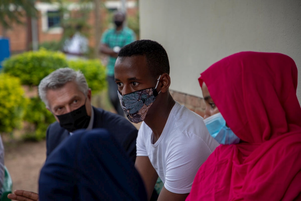 Abdoulbasit, 21 ans, s'entretient avec le Haut Commissaire des Nations Unies pour les réfugiés Filippo Grandi, au centre ETM (mécanisme de transit d'urgence) à Nyamata, au Rwanda. 