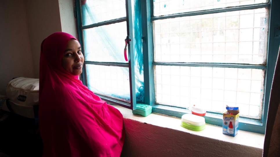 Zainab pose pour un portrait dans la maison où la famille vit depuis son évacuation en provenance de la Libye. 