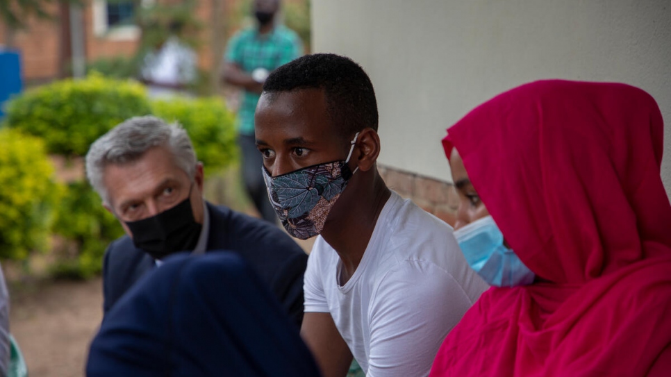Abdoulbasit, 21 ans, s'entretient avec le Haut Commissaire des Nations Unies pour les réfugiés Filippo Grandi, au centre ETM (mécanisme de transit d'urgence) à Nyamata, au Rwanda. 