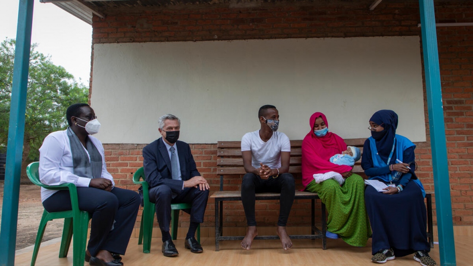 Filippo Grandi s'est rendu au centre ETM pour s'entretenir avec des réfugiés et des demandeurs d'asile au cours d'une visite de trois jours au Rwanda. 