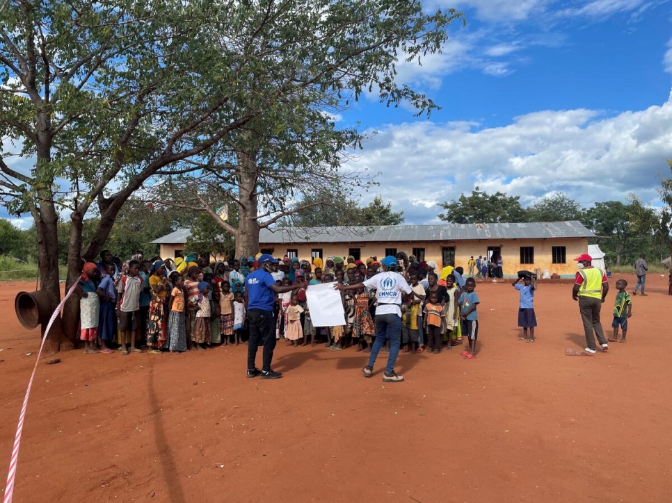 Des déplacés mozambicains se trouvent au point de passage de la frontière de Negomano, après avoir été renvoyés de force depuis la Tanzanie. 