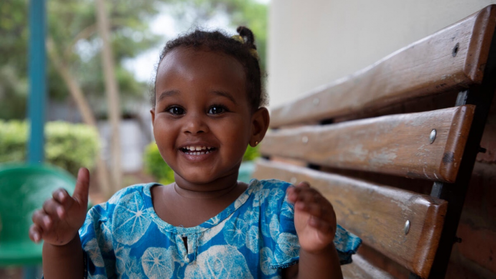 La hija mayor de Abdulsabit y Zeinab frente a su casa en Nyamata, Ruanda.