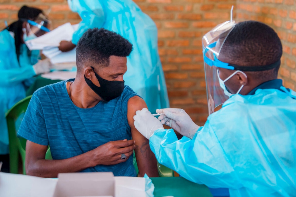 Un réfugié est vacciné contre le Covid-19 au centre de transit d'urgence de Gashora au Rwanda.  