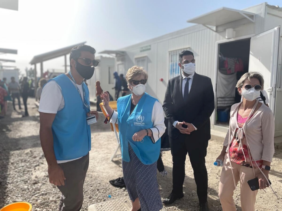 La Haut Commissaire assistante du HCR chargée de la protection internationale, Gillian Triggs (au centre), lors de sa visite au centre de réception de Pournara, à Chypre. 