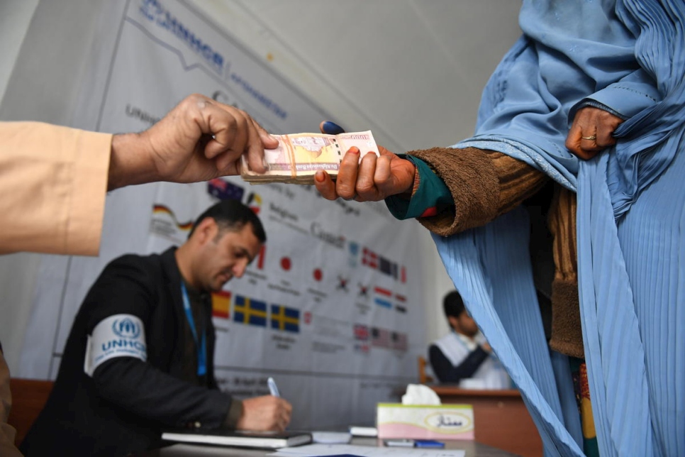 Una mujer afgana recibe su tercera entrega de dinero en efectivo para construir un alojamiento en la provincia de Kandahar, el 2 de febrero de 2020. 