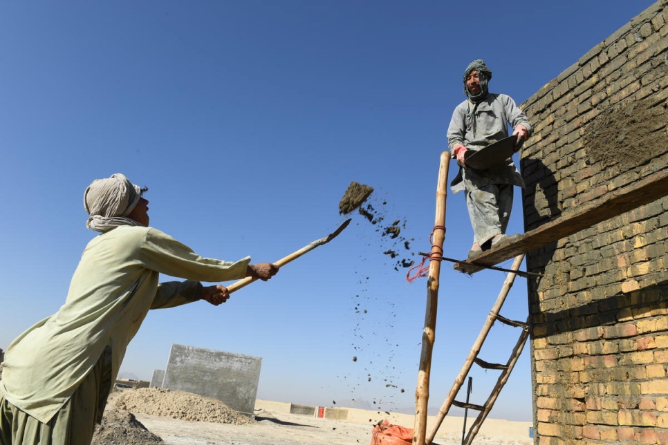 Trabajadores afganos que construyen una casa en la provincia de Kandahar para una de las familias que se benefician del proyecto Cash for Shelter (3 de febrero de 2020). 