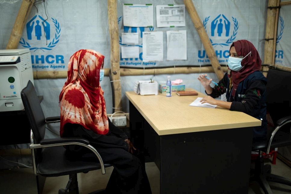 Sokina (izquierda), una mujer bengalí de 35 años que recibió tratamiento contra la COVID-19 en un centro de salud para personas refugiadas y originarias de Cox'sBazar que cuenta con el apoyo del ACNUR.