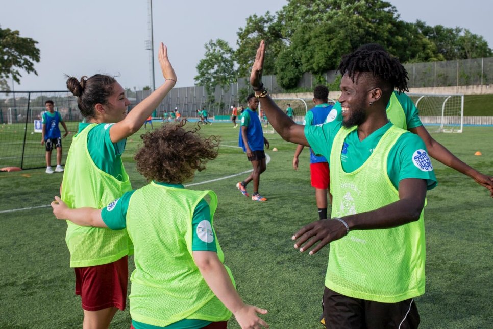 Des jeunes jouent au football lors du festival Awareness dans le cadre des célébrations de la Journée mondiale du réfugié en Italie. 