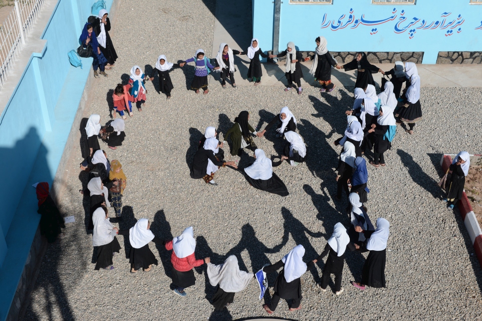 Des écolières afghanes déplacées jouent dans la cour de récréation à l'école secondaire de Kahdistan dans le district d'Injil, province d'Herat, Afghanistan. Photo d'archives, novembre 2020