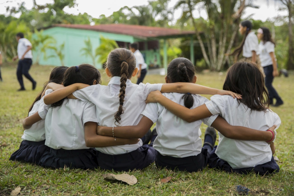 Un groupe d'écolières nicaraguayennes et costariciennes lors d'une récréation dans une école d'Upala au Costa-Rica. Photo d'archives, 2019. 