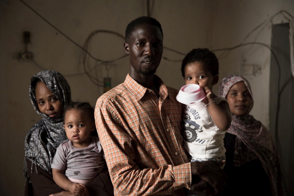 Osman (au centre) avec Rahma (à gauche) et Hayat (à droite), dont il tient dans ses bras la fille Almaz.  