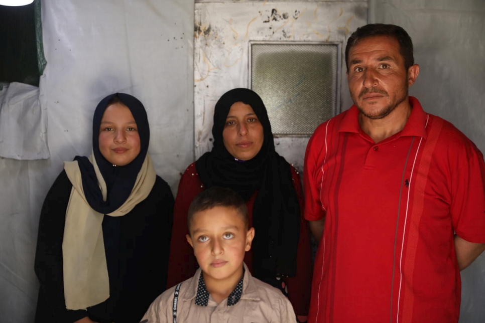 Khalil (derecha) con su familia, incluida su hija Nahed (izquierda), de 12 años, que abandonó la escuela para ganar dinero recogiendo verduras. 
