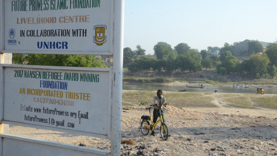 Un cartel marca la ubicación de una de las cuatro escuelas fundadas por el ganador del Premio Nansen para los Refugiados Zannah Mustapha en el Estado de Borno (Nigeria).