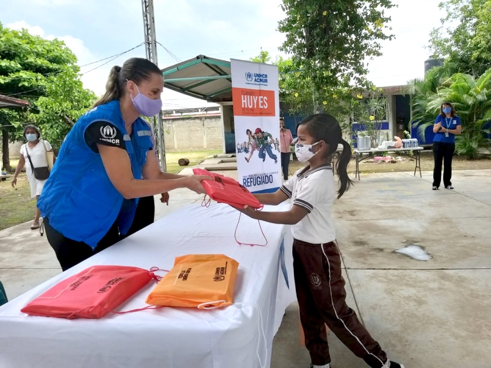 Kristin le proporciona útiles escolares a una alumna de primaria en Tapachula.