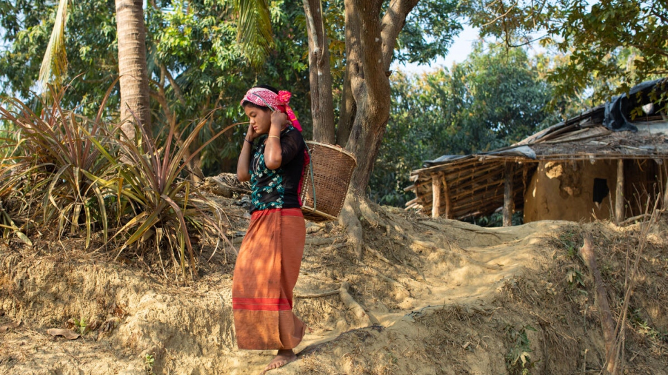 Mathana Chakma, 18 ans, fait vivre son père et ses quatre frères et soeurs grâce à la culture maraîchère. 