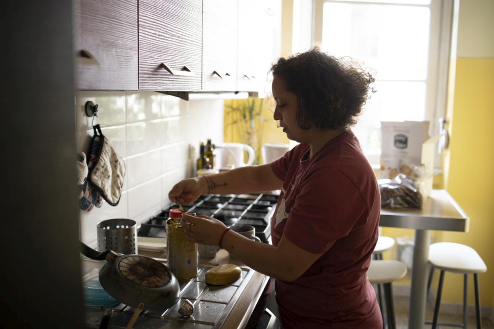 Amani hace voluntariado en centros de acogida, donde cocina para las personas refugiadas.