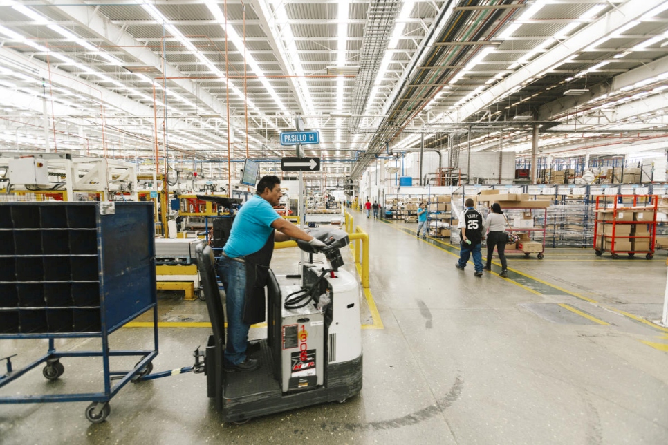 Un ouvrier sur la chaîne de production de l'usine MABE à Saltillo, au nord du Mexique, où sont employés des dizaines de réfugiés relocalisés. 